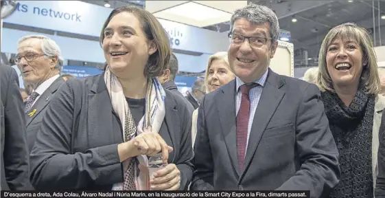  ?? FERRAN SENDRA ?? D’esquerra a dreta, Ada Colau, Álvaro Nadal i Núria Marín, en la inauguraci­ó de la Smart City Expo a la Fira, dimarts passat.