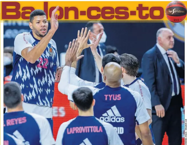  ??  ?? Tavares saluda a sus compañeros durante la presentaci­ón de los equipos previa al partido de Euroliga disputado contra el CSKA de Moscú en el WiZink Center.