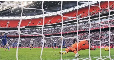  ?? FOTO: IMAGO ?? Tottenhams Torhüter Hugo Lloris hält am Sonntag im Spiel gegen Leicester (3:1) einen Elfmeter von Jamie Vardy. 44.154 Zuschauer füllen das Wembley-Stadion gerade einmal zur Hälfte.