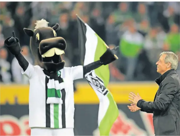  ?? FOTO: PICTURE ALLIANCE/DPA ?? Vorfreude auf den Rückkehrer: Borussias Maskottche­n Jünter und der wohl neue alte Trainer Lucien Favre, hier 2014.