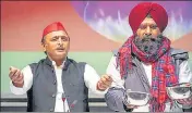  ?? DEEPAK GUPTA/HT PHOTO ?? SP president Akhilesh Yadav and farmers’ leader Tejinder Singh Virk taking ‘Ann Sankalp’ holding Lakhimpur Kheri grains in their hands, in Lucknow on Monday.