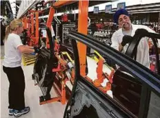  ?? Bloomberg ?? The assembly line at Chrysler’s Brampton plant in Ontario. Michigan-based automakers such as Ford often ship parts back and forth across the border.