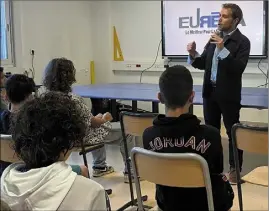  ?? (Photo A. L.) ?? nd
L’artiste Eurêka est intervenu auprès de collégiens de Tourrette-levens hier matin.