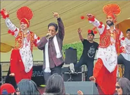  ??  ?? Punjabi singer Channi Singh (C) performing at the Baisakhi event in London on Sunday. HT PHOTO