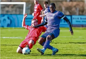  ?? Foto: Daniel Worsch ?? Trifft mit dem VfR Neuburg am Samstag auf den TSV Rain II: Angreifer Mamadou Diallo (rechts).