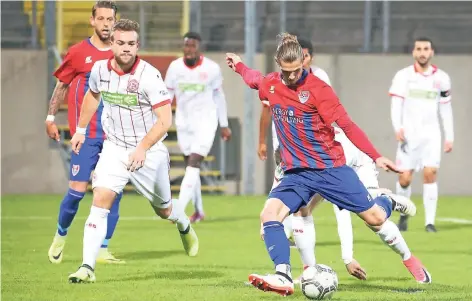  ?? ARCHIV: SAMLA ?? Zuletzt musste sich der KFC bei der U23 von Düsseldorf mit einem 0:0 begnügen. Hier setzt Dennis Chessa zu einem Torschuss an.