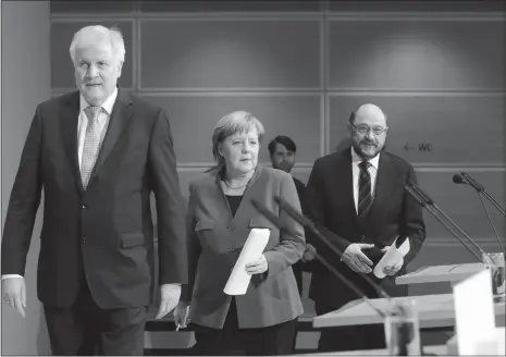  ?? Photo: VCG ?? Acting German Chancellor Angela Merkel (center), leader of the Christian Social Union in Bavaria (CSU) Horst Seehofer (left) and Social Democratic Party (SPD) leader Martin Schulz attend a news conference after explorator­y talks about forming a new...