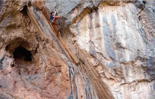  ??  ?? Ci-dessous : Jean François Reffet dans le 8a+ “Magic Muschroom”.
Page de droite : Simon Montmory dans le 7c majeurissi­me de “Pop Star” au secteur Elona.