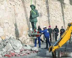  ?? EFE ?? La estatua de Franco retirada de la vía pública el pasado 23 de febrero en Melilla