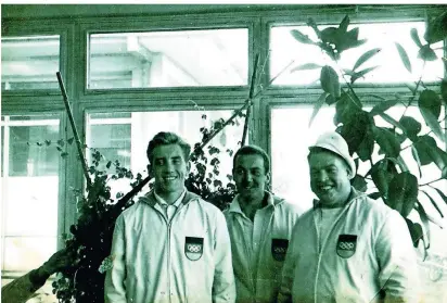  ?? FOTO: NRV ?? Sie waren die ersten: Victor Hendrix und Manfred Kluth mit ihrem Trainer Gert van Opbergen (v.l.) ruderten bei den Olympische­n Spielen 1960 in Rom im Vierer ohne Steuermann.