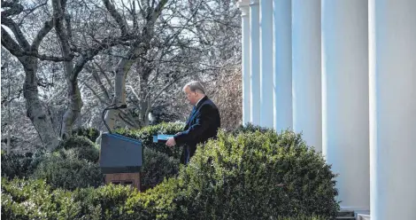  ?? FOTO:AFP ?? „Mauern funktionie­ren zu hundert Prozent“, sagte Donald Trump bei seiner Rede im Rosengarte­n des Weißen Hauses. Laura Codruta Kövesi