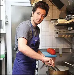  ??  ?? L’ancien vainqueur de « Top Chef » livre ses astuces écorespons­ables.