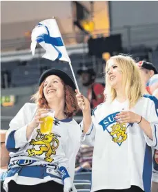  ?? FOTO: DPA ?? Siege im Eishockey über Schweden machen Finnen glücklich. Auch davon abgesehen geht es den Menschen in Finnland richtig gut.
