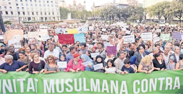  ??  ?? Integrante­s de la comunidad musulmana se manifestar­on ayer en Barcelona para protestar contra el terrorismo, tras los atentados de Barcelona y Cambrils.