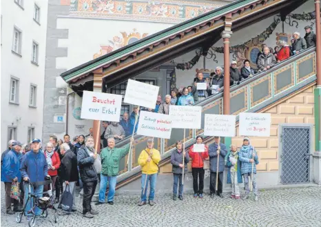  ?? FOTO: DIRK AUGUSTIN ?? Gut 70 Lindauer haben am Mittwoch gegen einen Verkauf des Hoyerbergs­chlössles demonstrie­rt. Zuerst waren sie auf der Treppe des Rathauses, später mussten sie diese verlassen.