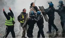  ?? (BERTRAND GUAY/AFP) ?? Les «gilets jaunes» manifestai­ent samedi à Paris.