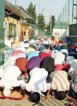  ??  ?? Il ramadan dello scorso anno in viale Malta sui cambi della società calcistica Floriagafi­r