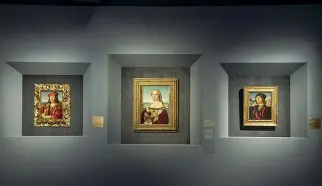  ??  ?? Una sala della mostra Raffaello. 1520-1483 alle Scuderie del Quirinale di Roma fino al 2 giugno ora visitabile solo attraverso il sito web delle Scuderie (scuderie quirinale.it). Al centro: la Dama col liocorno