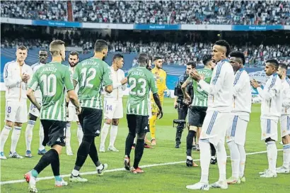  ?? EP ?? Los jugadores del Madrid también hicieron el pasillo a los del Betis como campeón de Copa