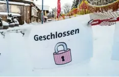  ?? Foto: Armin Weigel, dpa ?? Ein Schild, wie es sie in diesen Zeiten so viele gibt. Hier vor einer Gaststätte am Geisskopf im Landkreis Regen.