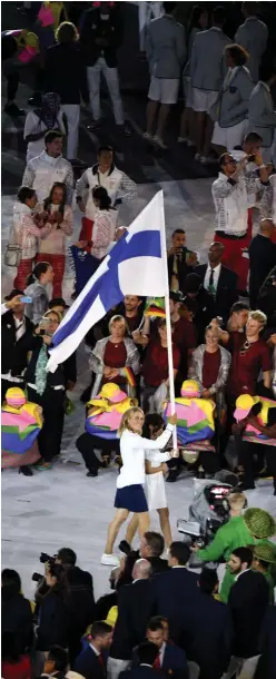  ?? FOTO: MARTTI KAINULAINE­N / LEHTIKUVA ?? Tuuli Petäjä-Sirén bar Finlands flagga under OS-invigninge­n i Rio
■ de Janeiro 2016.