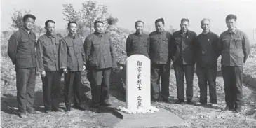  ??  ?? 江宁县人民政府198­1年 月为陶家齐烈士立碑。中立者为抗战时期的老­县长