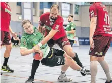  ?? FOTO: RALPH MATZERATH ?? Tim Rahmann (am Ball) war gegen Rheinhause­n nur schwer zu stoppen und zeigte eine starke Leistung für die SG Langenfeld.