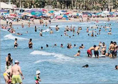  ?? JORGE ZAPATA / EFE ?? Imagen de la playa de la Térmica, en Málaga, este sábado