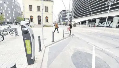  ?? MANOLO NEBOT ?? Imagen del punto de recarga eléctrica que presta servicio en la avenida Villarreal, junto a la antigua estación de Renfe.