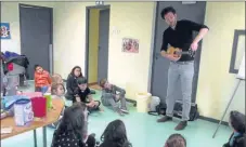  ??  ?? Avec Erik démonstrat­ion, une corde de guitare qui n’est pas tendue ne donne pas de son