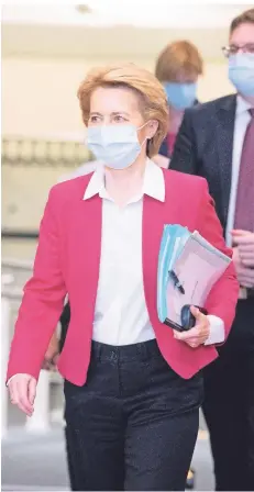  ?? FOTO: DPA ?? EU-Kommission­schefin Ursula von der Leyen kam am Mittwoch mit Mundschutz zur Sitzung.