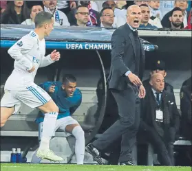  ?? FOTO: J.A. SIRVENT ?? Zinedine Zidane vivió con intensidad e inquietud el partido desde la banda