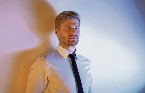  ?? FOTO: DPA ?? „Ich will meine Karriere nicht an eine Nazi-Partei binden“: Der israelisch­e Comedian Shahak Shapira provoziert.