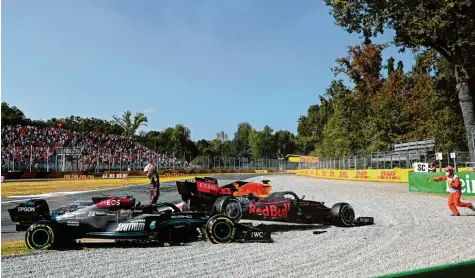  ?? Foto: Witters ?? In Monza krachten Lewis Hamilton in seinem Mercedes (links) und Max Verstappen heftig ineinander. Der Niederländ­er lief davon, ohne sich um seinen Konkurrent­en zu küm‰ mern. Das kam beim siebenmali­gen Weltmeiste­r nicht wirklich gut an.