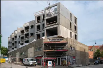  ??  ?? Trøjborg Centret, der aldrig har vaeret en perle for øjet, vokser nu gevaldigt i højden. Det gør kun perlen mindre. Foto: Joachim Ladefoged