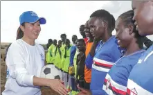  ?? PHOTO PROVIDED BY UNHCR ?? Yang Yang, goodwill ambassador for the UNHCR, meets soccer players near Kakuma refugee camp in Turkana County, Kenya, on Wednesday.