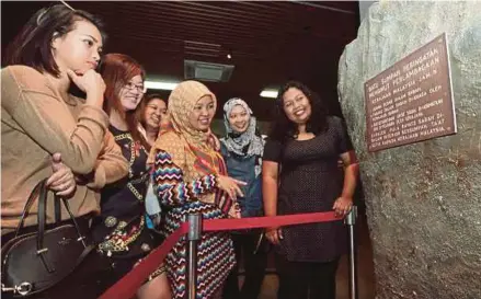  ?? EDMUND SAMUNTING
PIC BY ?? Visitors looking at a replica of the Keningau Oath Stone at the Sabah Museum in Kota Kinabalu.