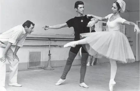  ?? FOTO: FRITZ FISCHER ?? Aus der legendären Frühzeit des Stuttgarte­r Balletts: Das Archivbild von 1967 zeigt Marcia Haydée bei Proben mit dem Choreograf­en John Cranko und ihrem Tanzpartne­r Richard Cragun.