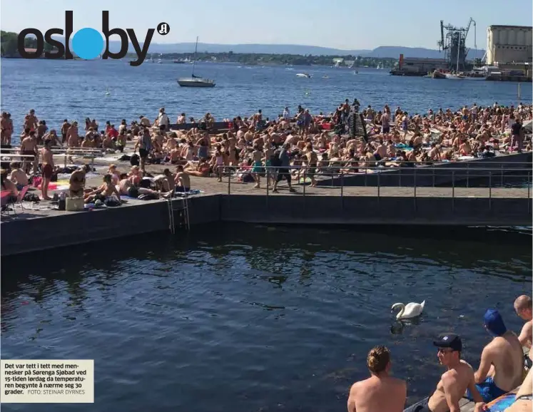  ?? FOTO: STEINAR DYRNES ?? Det var tett i tett med mennesker på Sørenga Sjøbad ved 15-tiden lørdag da temperatur­en begynte å naerme seg 30 grader.