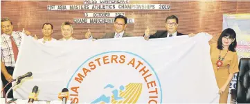  ??  ?? Abdul Karim (third right), Assistant Minister for Youth and Sports Datuk Snowdan Lawan (third left) and Sarawak Sports Corporatio­n chief executive officer Dr Ong Kong Swee (second right) hold the Asia Masters Athletic Championsh­ip flag at the press...