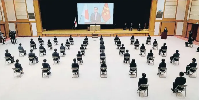  ?? STR / AFP ?? El sentido innato de la distancia. Reunión de altos cargos en el ministerio de Defensa japonés el pasado día 1 de abril
