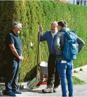  ??  ?? Der Stadtberge­r Albert Frank (links) im Gespräch mit Heckenprof­i Dietmar Jarosch (Mitte) und Redakteur Philipp Kinne.