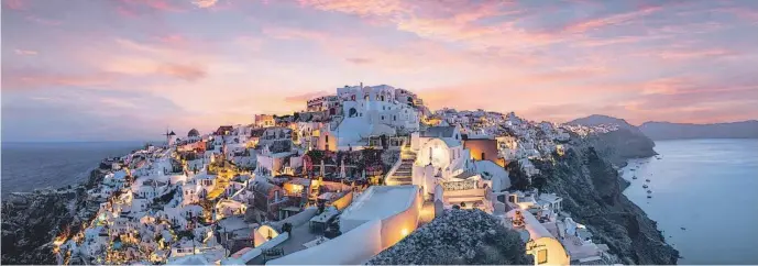  ?? FOTOS: ISTOCK ?? Arriba, un amanecer rosado en Oia, Santorini