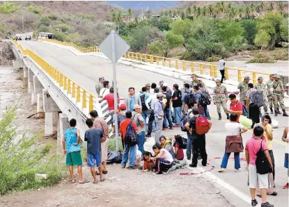  ?? LUIS ALBERTO CRUZ ?? En la zona del Istmo de Tehuantepe­c el desbordami­ento de un río afectó un puente.