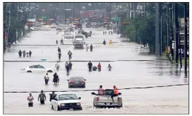  ?? (Photo AFP) ?? Les rues de la plus grande ville du Texas se sont transformé­es en rivières au débit rapide.