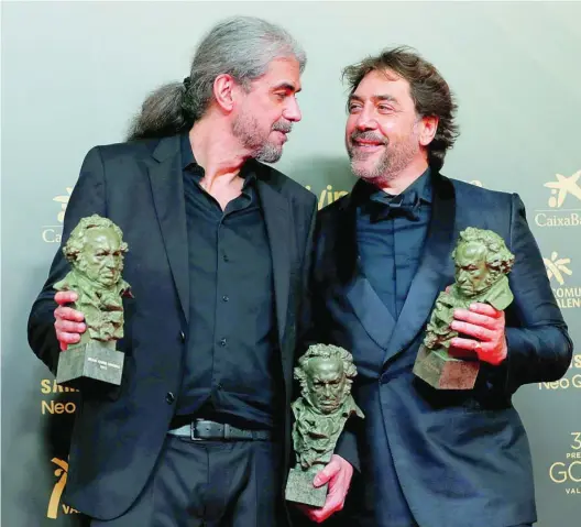  ?? EFE ?? Fernando León de Aranoa (izda.) y Javier Bardem sostienen tres de los seis Goyas conseguido­s por «El buen patrón»