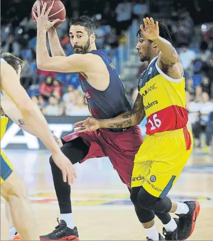  ?? FOTO: PEP MORATA ?? Juan Carlos Navarro, del Barça, defendido por Andrew Albicy, del MoraBan Andorra