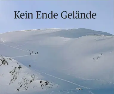  ?? [Eva Reik] ?? Gut ausgerüste­t geht es mit dem Guide hinaus ins Gelände. Der Arlberg ist off-piste ein Paradies.