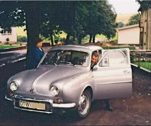  ?? Foto: privat ?? Der ganze Stolz der Familie Meisberger, ein silberner Renault Dauphine.