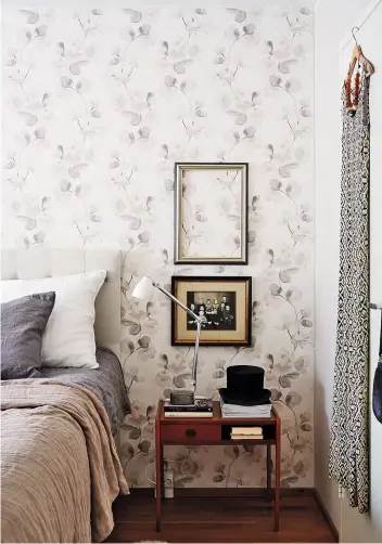  ??  ?? Vintage-Rahmen, mit und ohne Bild, zieren die Wand mit romantisch geblümter Tapete.